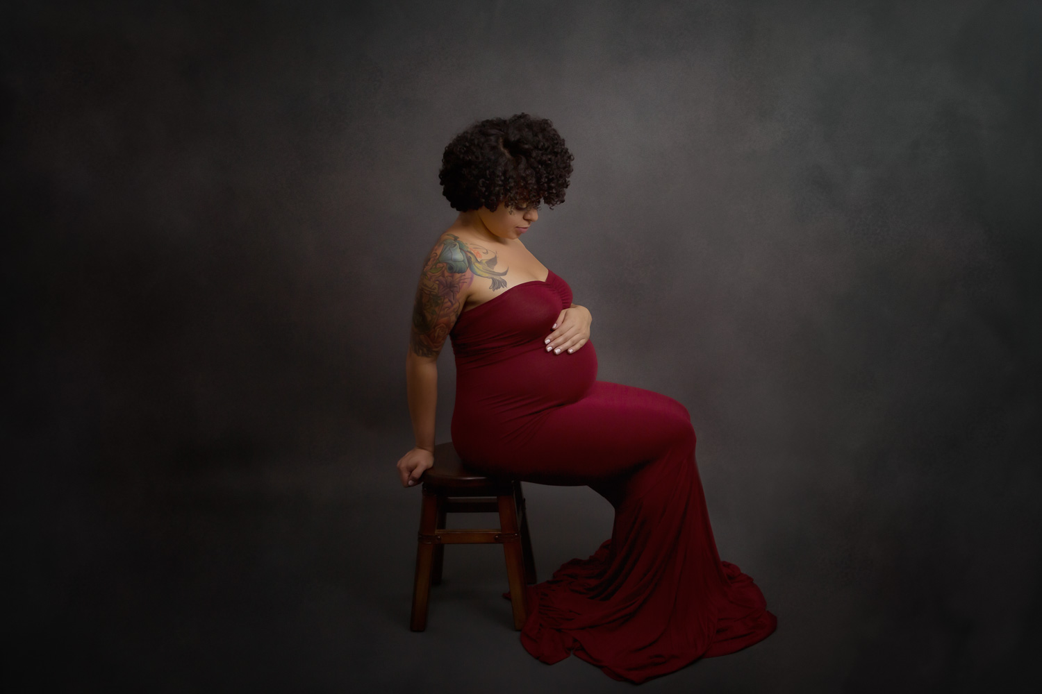 studio-maternity-photoshoot-red-maternity-dress-genny-lynn-photography