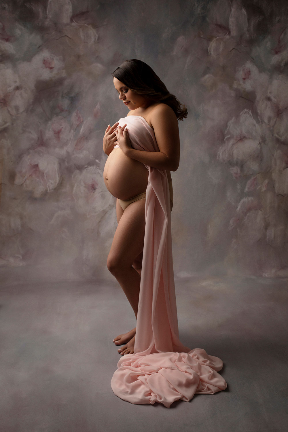 maternity-photo-with-pink-fabric