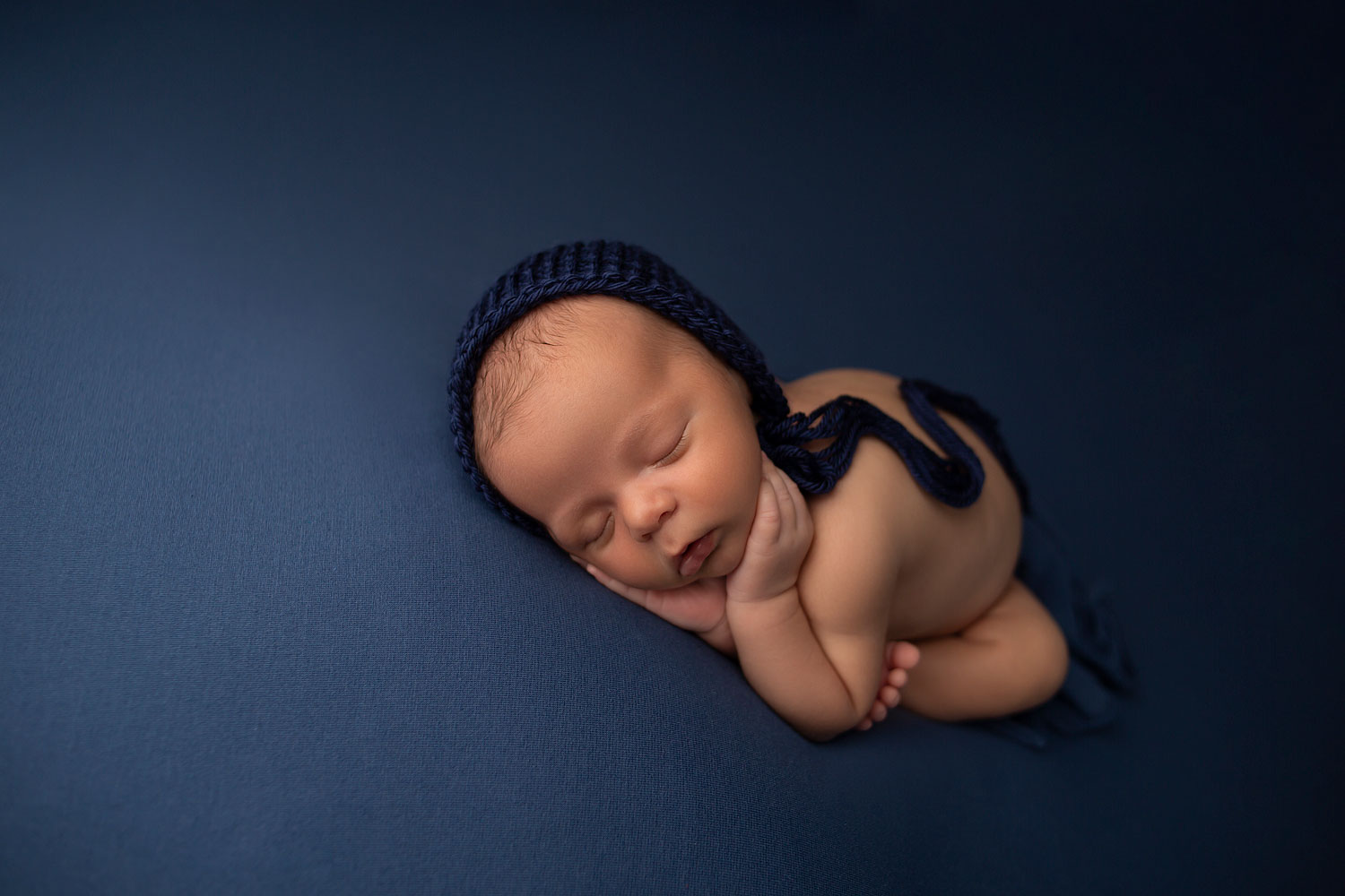 newborn-posed-on-blue