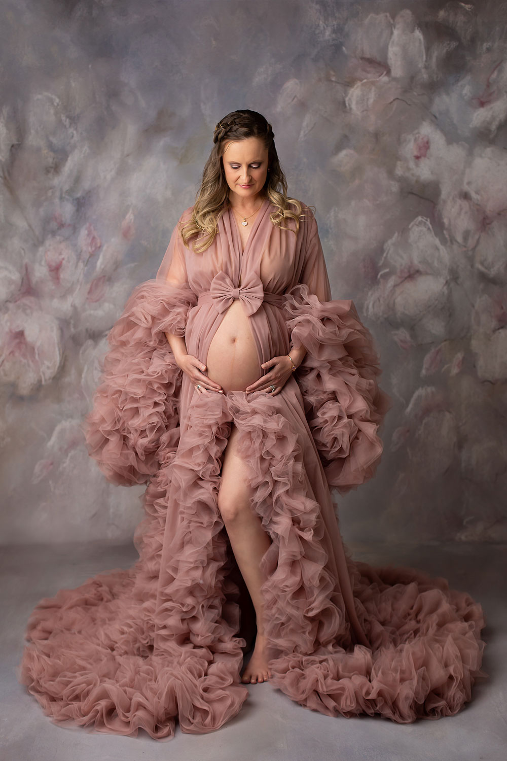 pregnany-woman-with-ruffle-dress