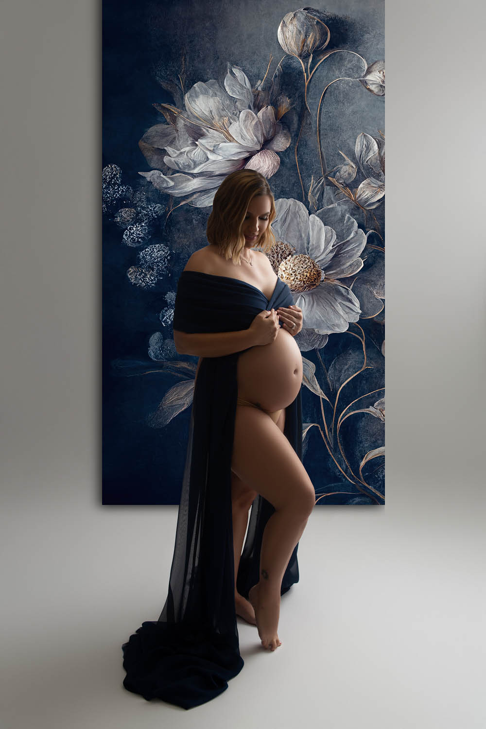 pregnant women posed with fabric for her maternity photography session near boca raton and ft lauderdale studio