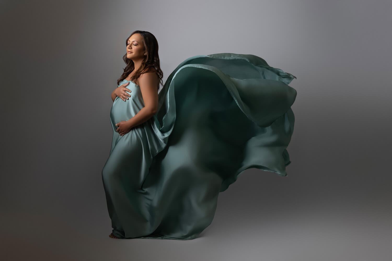 flowing fabric for maternity photo