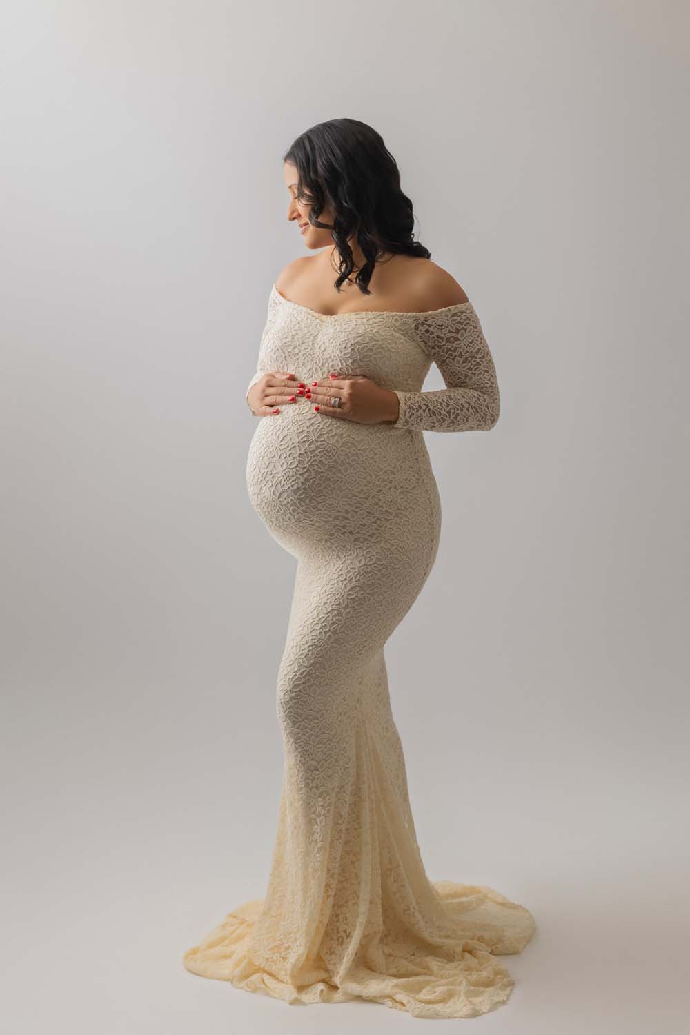 pregnant mom posed for maternity photo