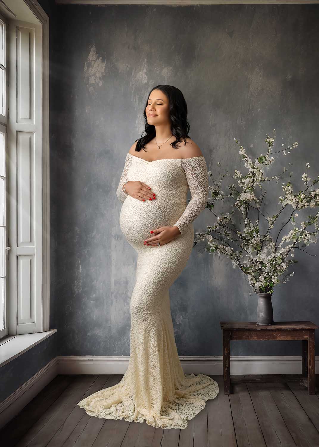pregnant mom with flowers